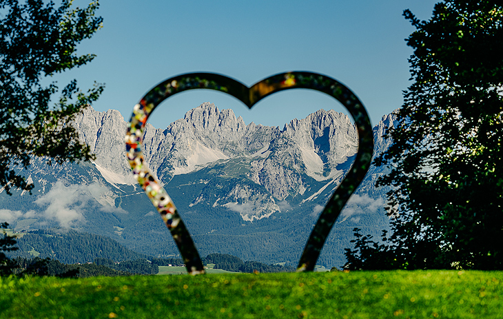 Durch das Herz erblickt man den Wilden Kaiser (©Foto: Ydo Sol)